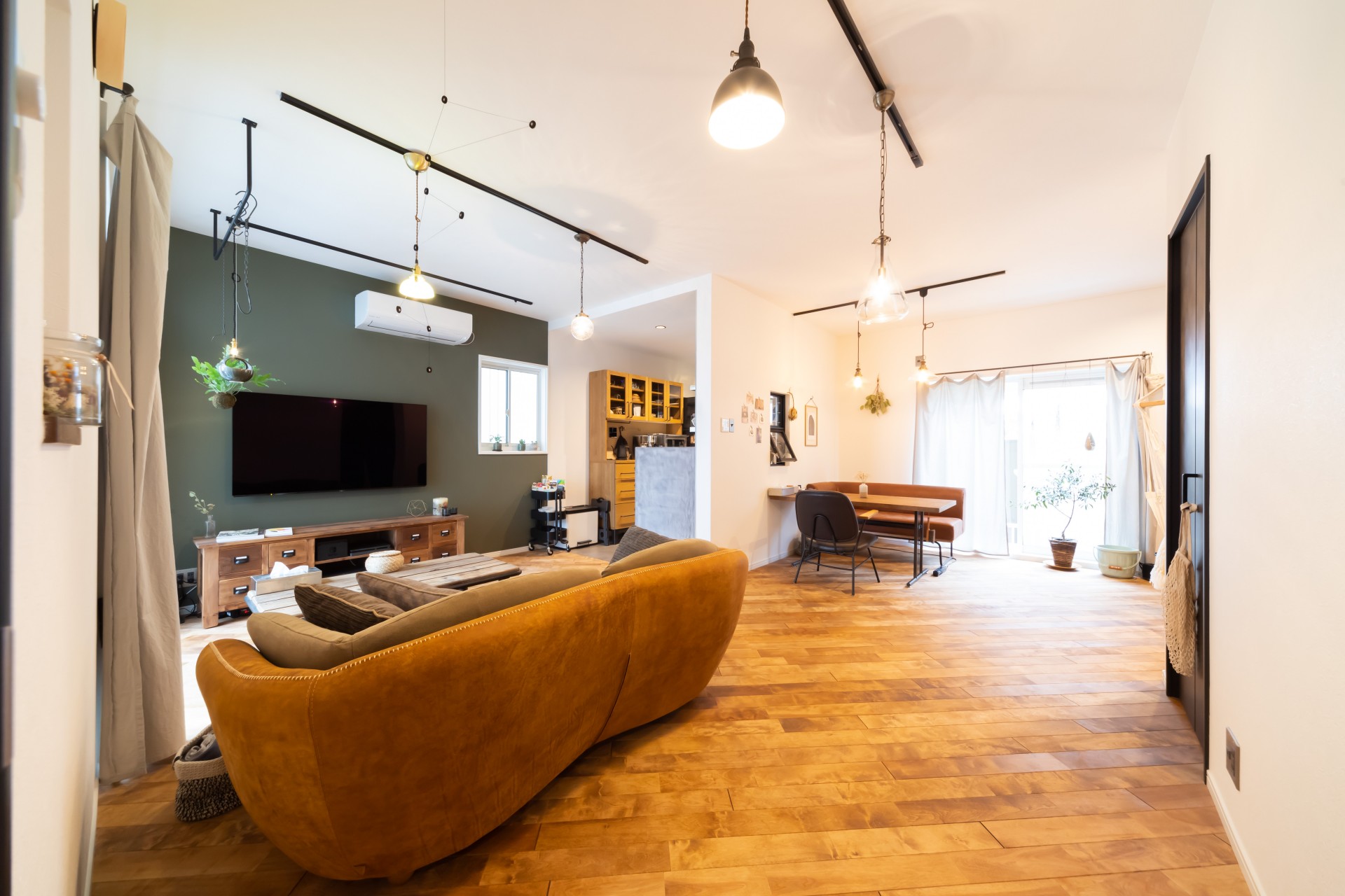  斜めに張った無垢の床が広がりを感じる心地よい家